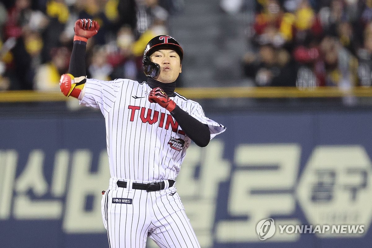 Park Hae-min of the LG Twins celebrates after hitting a two-run double against the KT Wiz during the bottom of the third inning of Game 5 of the Korean Series at Jamsil Baseball Stadium in Seoul on Nov. 13, 2023. (Yonhap)