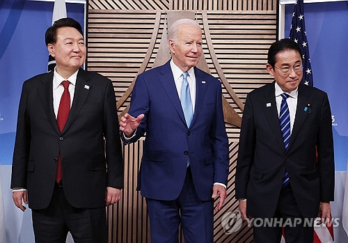"트럼프, 재집권시 주한미군 철수 걸고 김정은과 협상 가능성"
