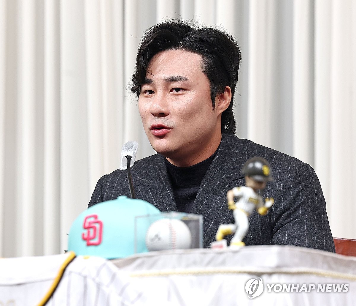 In this file photo from Nov. 20, 2023, San Diego Padres infielder Kim Ha-seong speaks at a press conference in Seoul after winning the National League Gold Glove at utility position. (Yonhap)