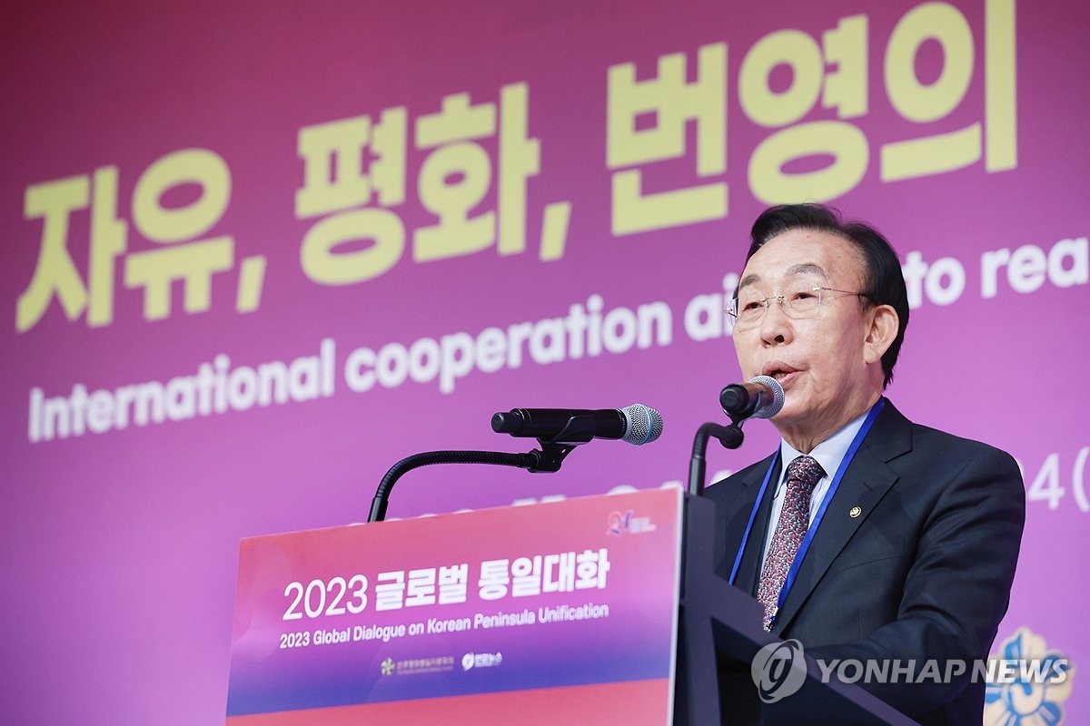 Kim Kwan-yong, executive vice chairperson of the Peaceful Unification Advisory Council (PUAC), delivers his opening remarks at the 2023 Global Dialogue on Korean Peninsula Unification, co-hosted by PUAC and Yonhap News Agency, at the Grand Walkerhill Seoul hotel on Nov. 24, 2023. (Yonhap)