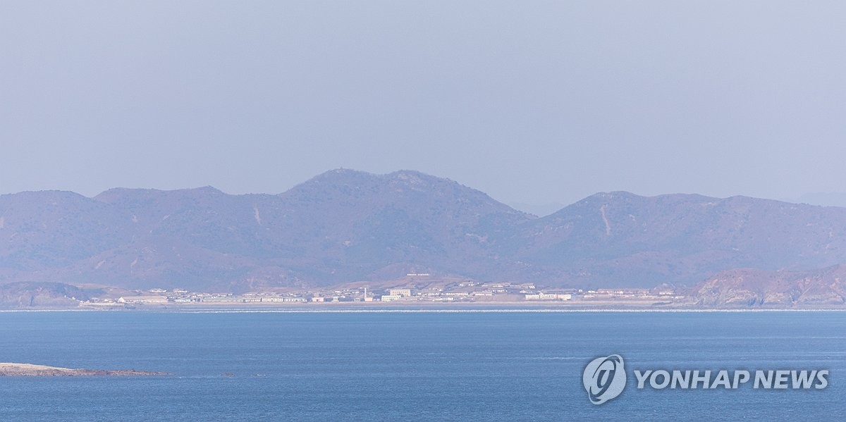 Esta foto de archivo, tomada desde un observatorio en la isla Yeonpyeong cerca de la Línea Límite Norte, la frontera marítima de facto con Corea del Norte en el Mar Amarillo, el 30 de noviembre de 2023, muestra el paisaje de una aldea en la ciudad norcoreana de Ongjin. .  (Yonhap)