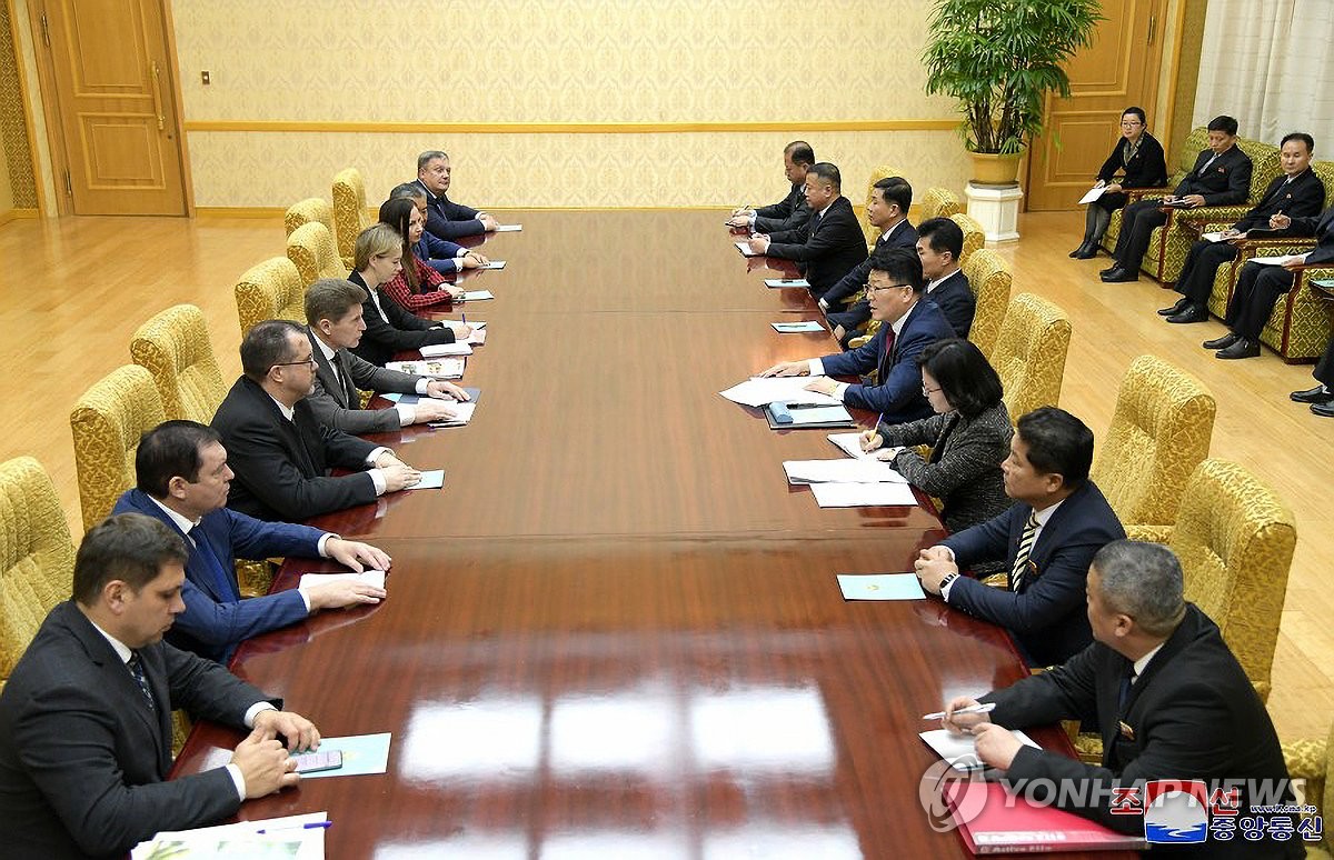 El Ministro de Relaciones Económicas Exteriores de Corea del Norte, Yun Jong-ho (cuarto desde la derecha), mantiene conversaciones con Oleg Kozhemyako (cuarto desde la izquierda), gobernador de la región de Primorsky en el Lejano Oriente ruso, en el Salón de Asambleas Mansudae en Pyongyang el 12 de diciembre de 2023. , para discutir temas relacionados con el refuerzo de la cooperación económica regional entre los dos países, en esta fotografía publicada al día siguiente por la Agencia Central de Noticias Coreana oficial del Norte.  (Para uso únicamente en la República de Corea. Sin redistribución) (Yonhap)