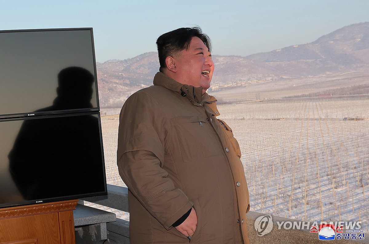 El líder norcoreano Kim Jong-un inspecciona el lanzamiento de un misil balístico intercontinental (ICBM) de combustible sólido Hwasong-18 el 18 de diciembre de 2023, en esta fotografía publicada por la Agencia Central de Noticias de Corea oficial del Norte al día siguiente.  (Para uso únicamente en la República de Corea. Sin redistribución) (Yonhap)
