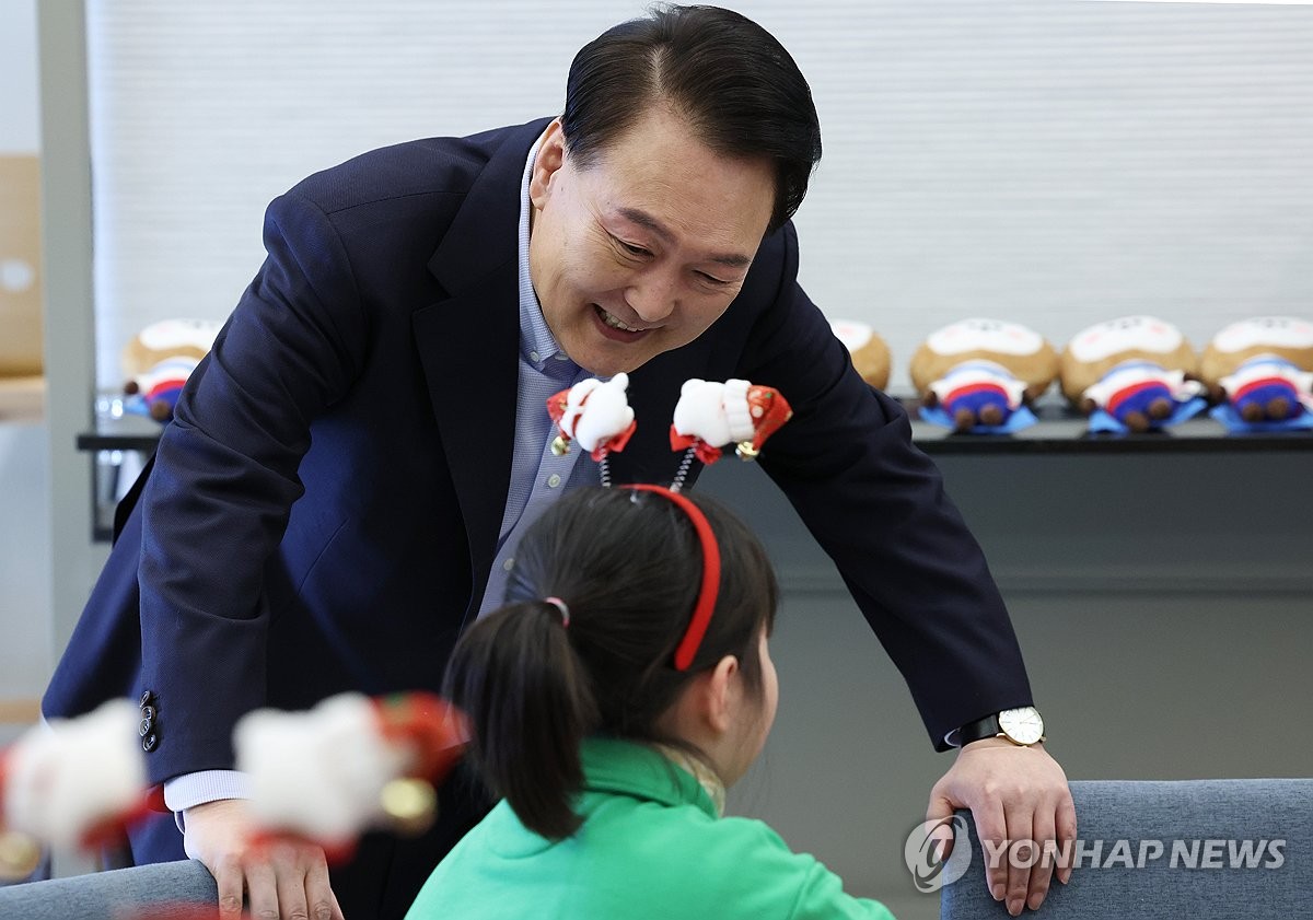 히어로즈 패밀리 자녀와 대화하는 윤석열 대통령 | 연합뉴스 히어로즈 패밀리 자녀와 대화하는 윤석열 대통령 | 연합뉴스