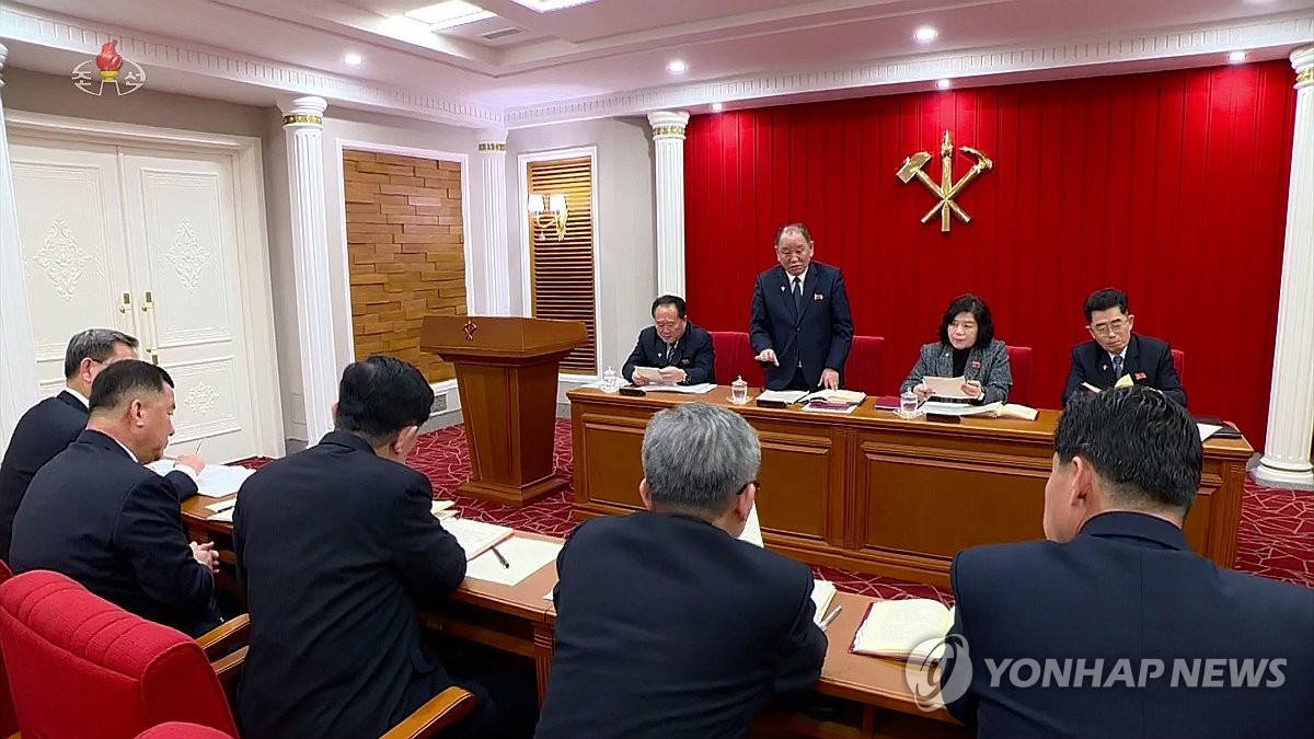 Esta imagen, capturada de imágenes de la Televisión Central Coreana estatal de Corea del Norte el 23 de febrero de 2024, muestra al Ministro de Relaciones Exteriores Choe Son-hui (segundo desde la derecha, en el podio) y Ri Son-gwon (izq., en el podio), jefe del Departamento del Frente Unido del gobernante Partido de los Trabajadores de Corea asistiendo a una sesión de consulta sectorial en la reunión plenaria del partido el 29 de diciembre. (Para uso exclusivo en la República de Corea. Sin redistribución) (Yonhap)