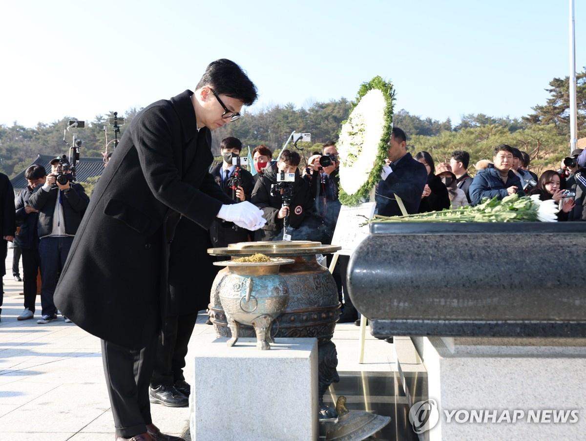 5·18 묘지 참배하는 <BR>한동훈 비대위원장