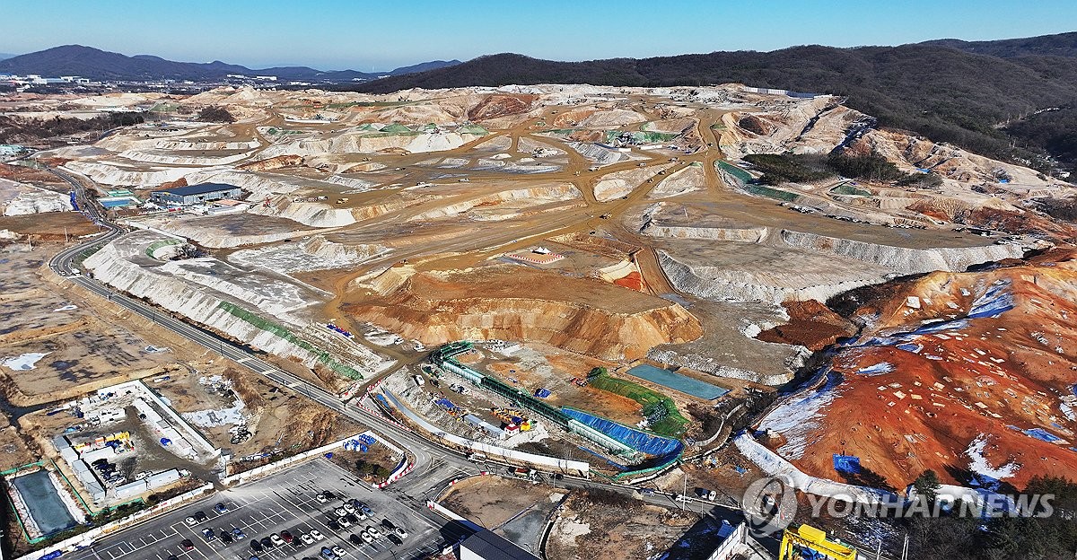 This photo, taken Jan 15, 2024, shows a construction site for the world's largest semiconductor cluster to house South Korean chipmakers, such as Samsung and SK hynix, in Yongin, 50 kilometers south of Seoul. (Yonhap) This photo, taken Jan 15, 2024, shows a construction site for the world's largest semiconductor cluster to house South Korean chipmakers, such as Samsung and SK hynix, in Yongin, 50 kilometers south of Seoul. (Yonhap)