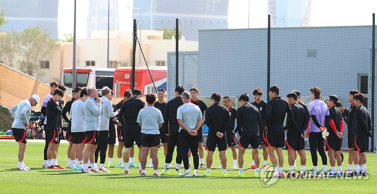 South Korean players meet in a huddle before the start of a training session for the Asian Football Confederation Asian Cup at Al Egla Training Site in Doha on Jan. 17, 2024. (Yonhap)
