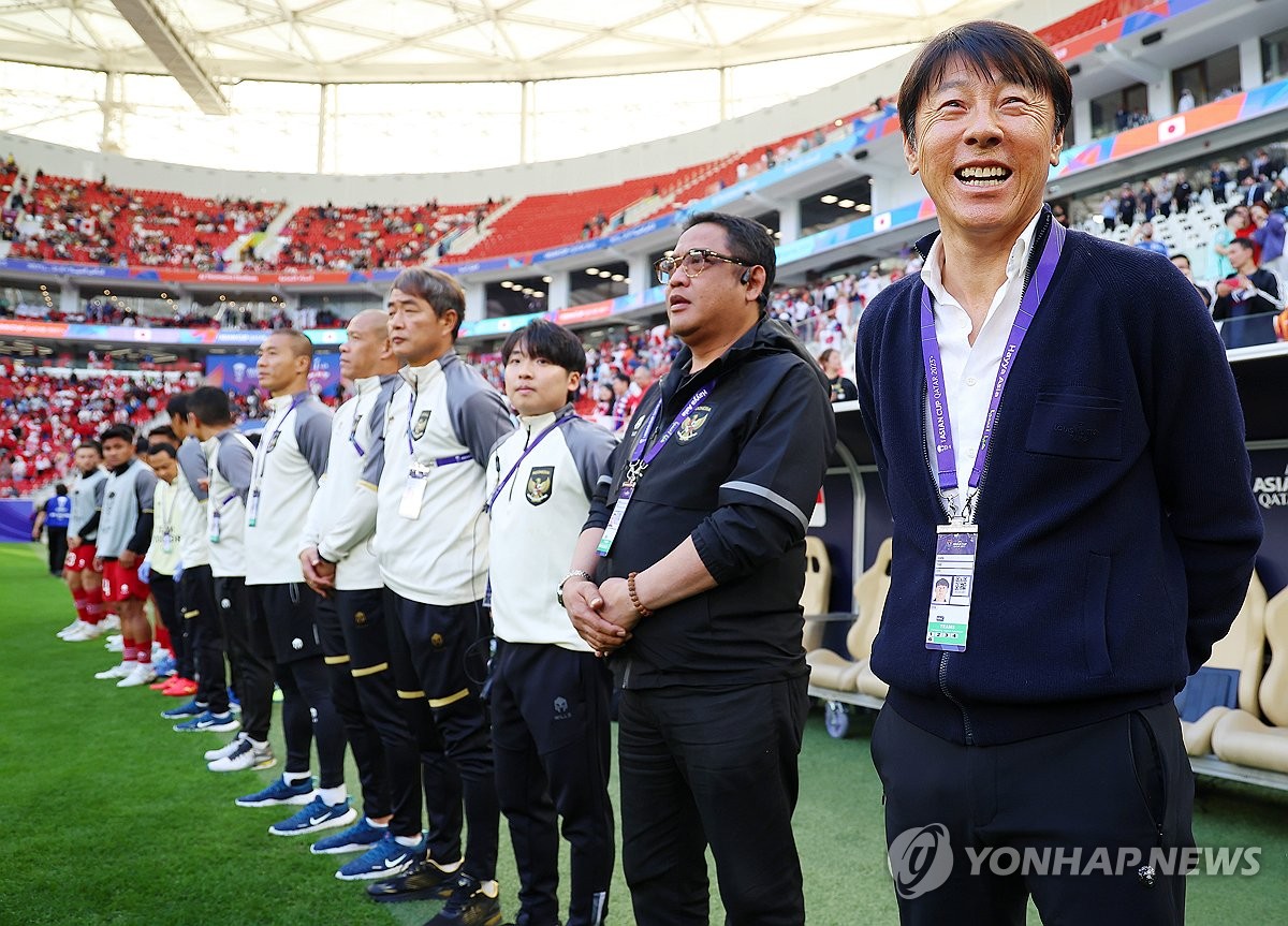 O técnico Shin Tae-young espera o início da partida