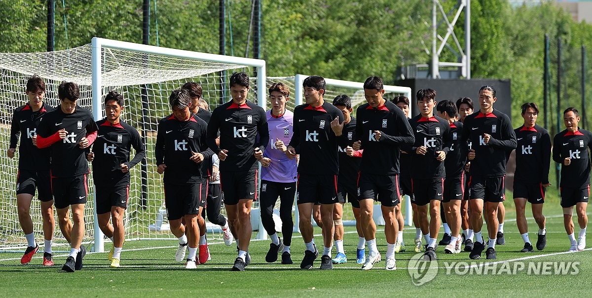 South Korean players train at Al Egla Training Site in Doha on Feb. 3, 2024, ahead of the semifinal match against Jordan at the Asian Football Confederation Asian Cup. (Yonhap)