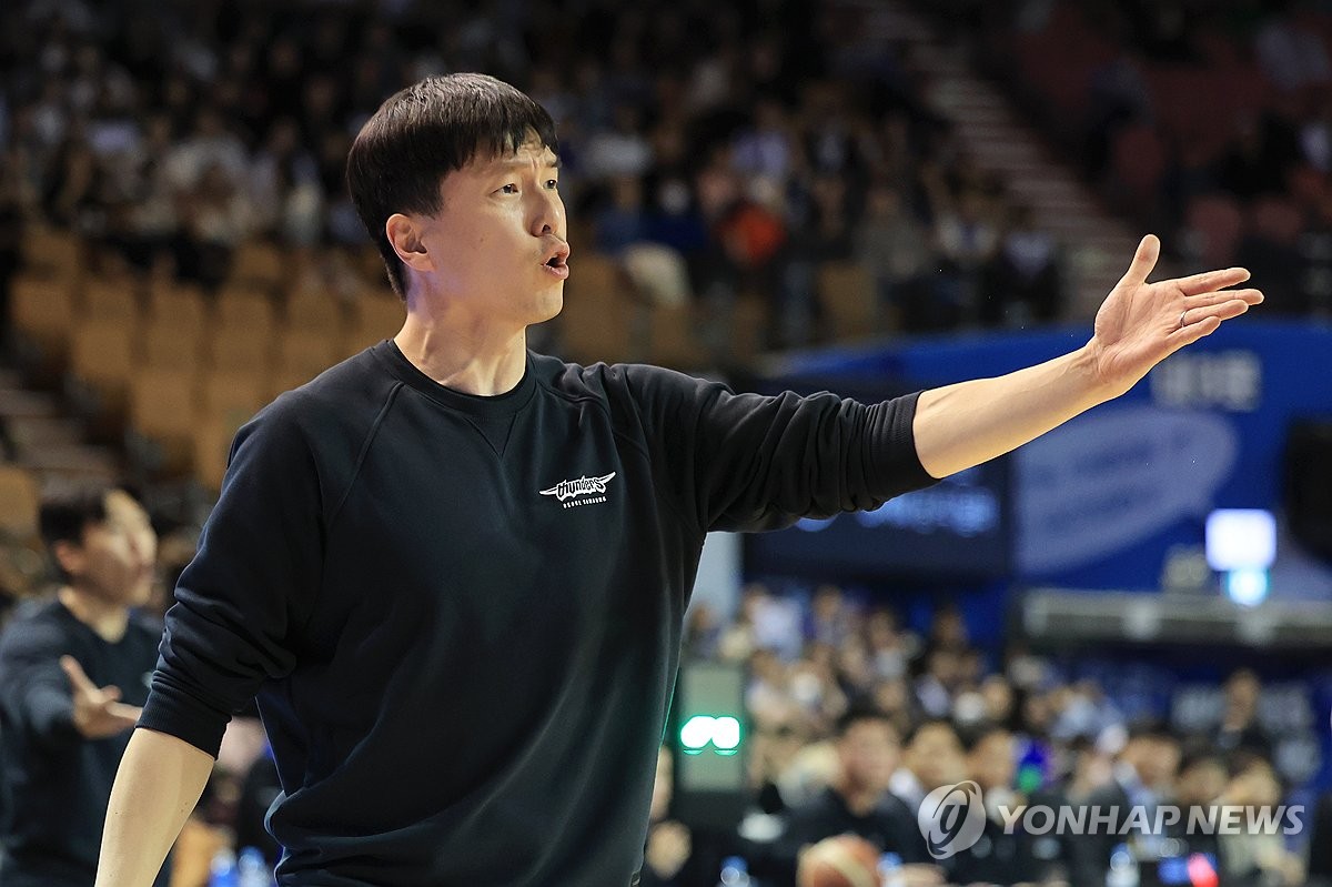 씨름하는 농구 누가 보겠나 김효범 감독, KBL 재정위 회부