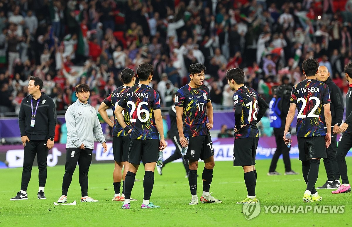 2024년 2월 6일 카타르의 알 라얀에 있는 아흐마드 빈 알리 스타디움에서 열린 아시아 축구 연맹 아시아 컵 준결승에서 요르단에 2-0으로 패한 것에 반응하는 한국 선수들(연합 뉴스 )
