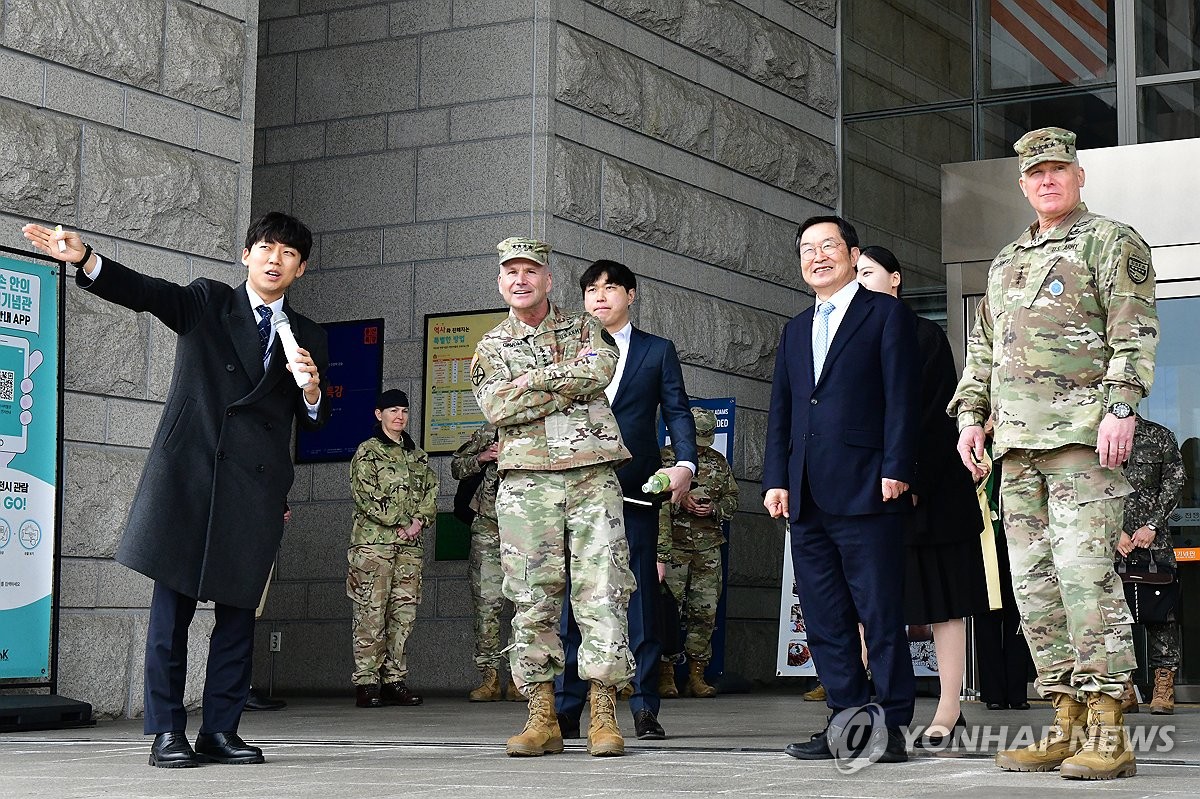 크리스토퍼 카볼리 유럽연합군 최고사령관, 전쟁기념관 방문