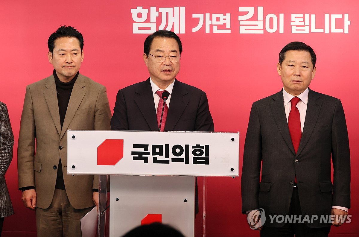 3차 경선 지역 결과 발표하는 정영환 위원장