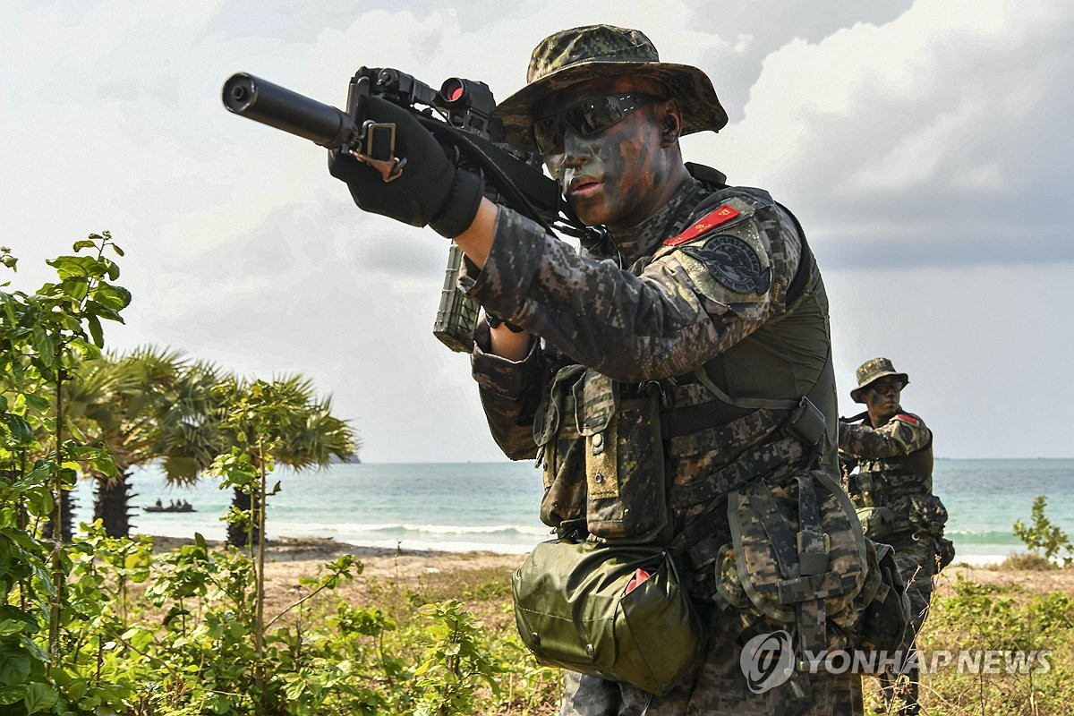 정찰활동하는 해병대 수색부대 장병