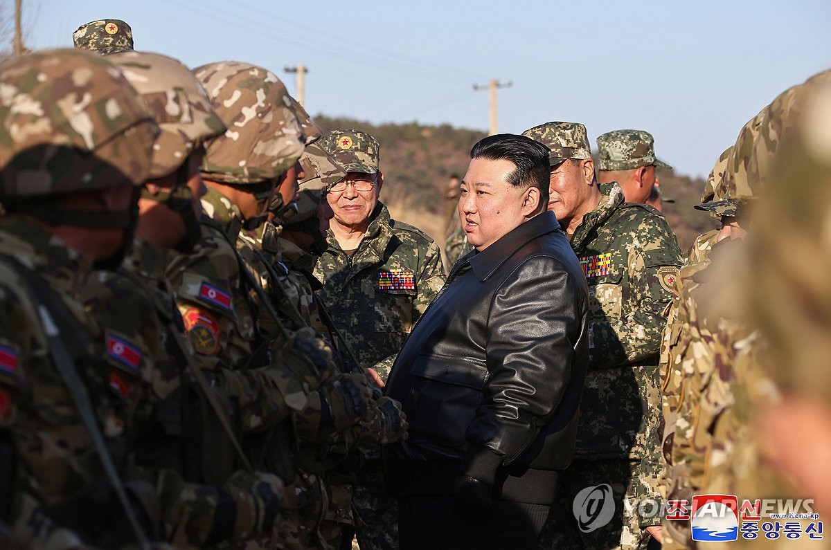 김정은, 軍 훈련장 찾아 "전쟁기도 철저히 제압"…한미연합훈련 대응