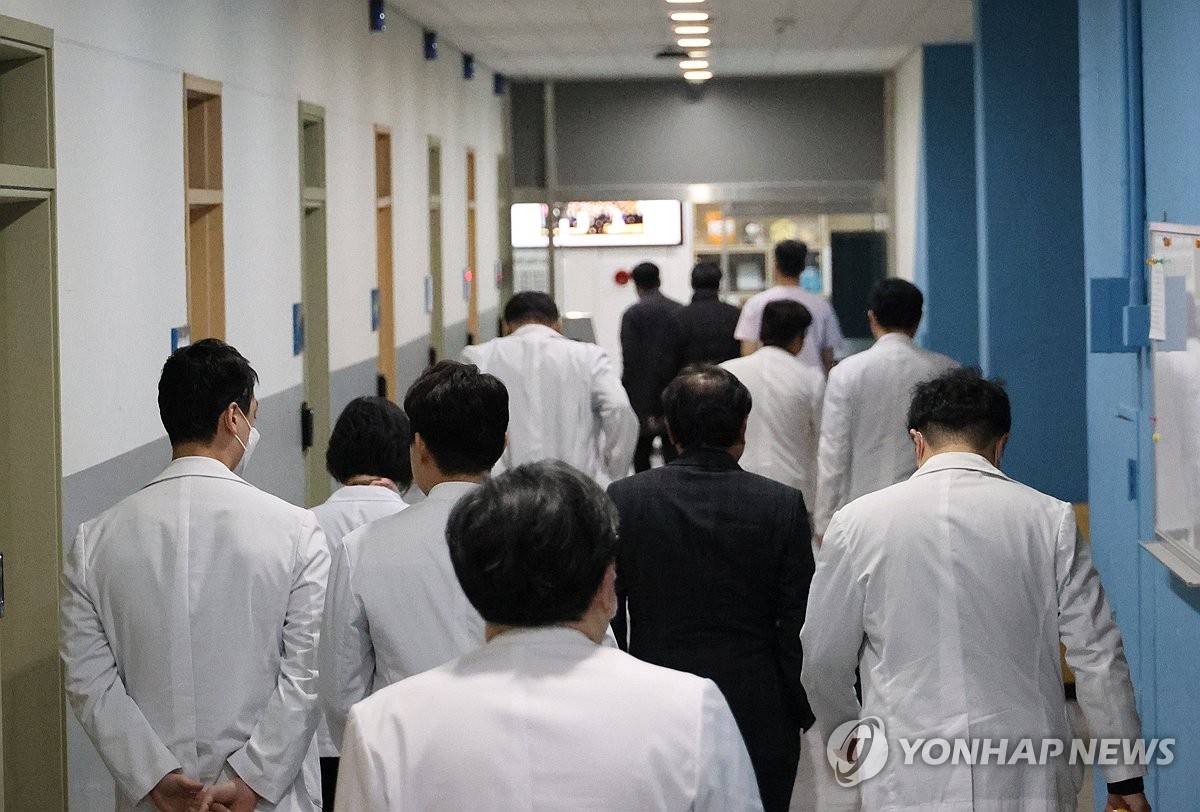 충북대병원·의대 교수들 오는 주말 집단 사직 표결