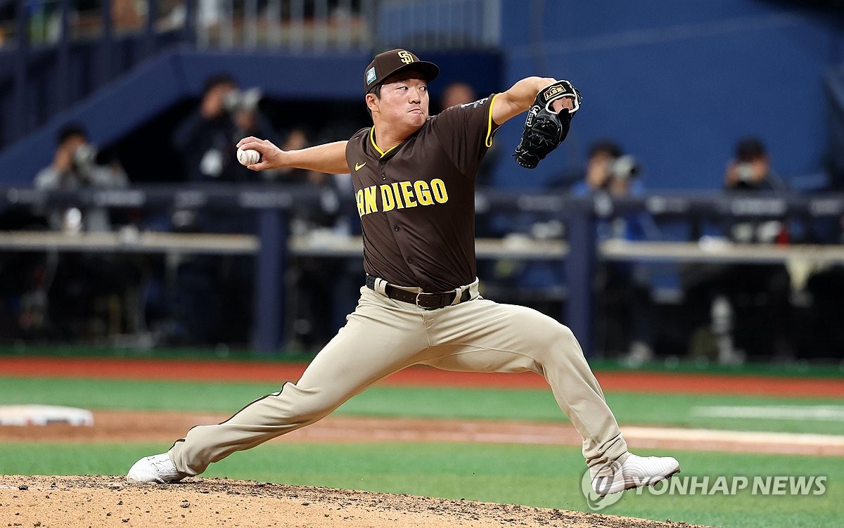 San Diego Padres reliever Go Woo-suk pitches against the LG Twins in an exhibition game at Gocheok Sky Dome in Seoul on March 18, 2024. (Yonhap)