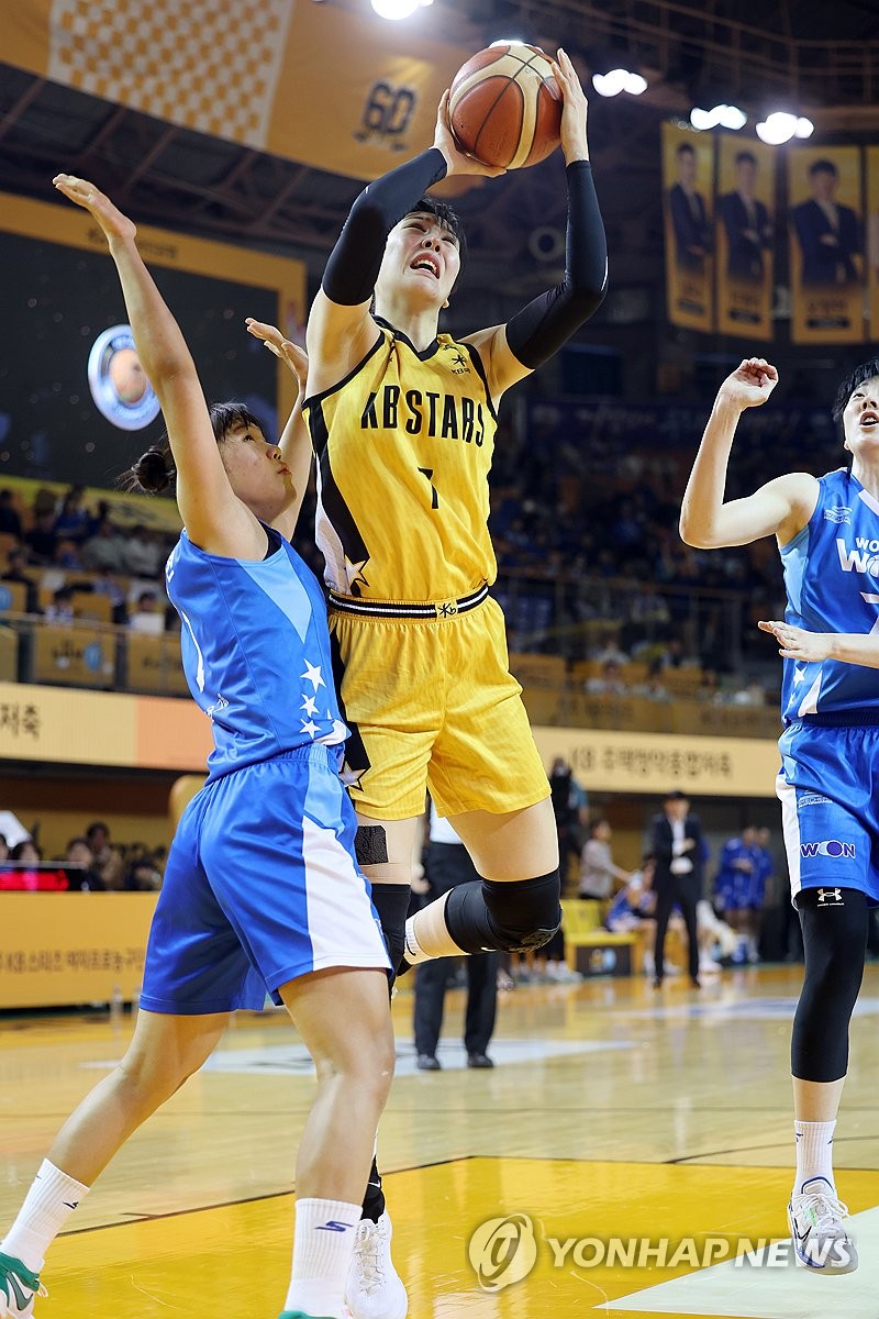 슛 시도하는 KB 박지수