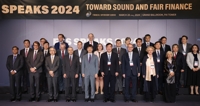 El jefe del FSS con un grupo de embajadores acreditados en Seúl