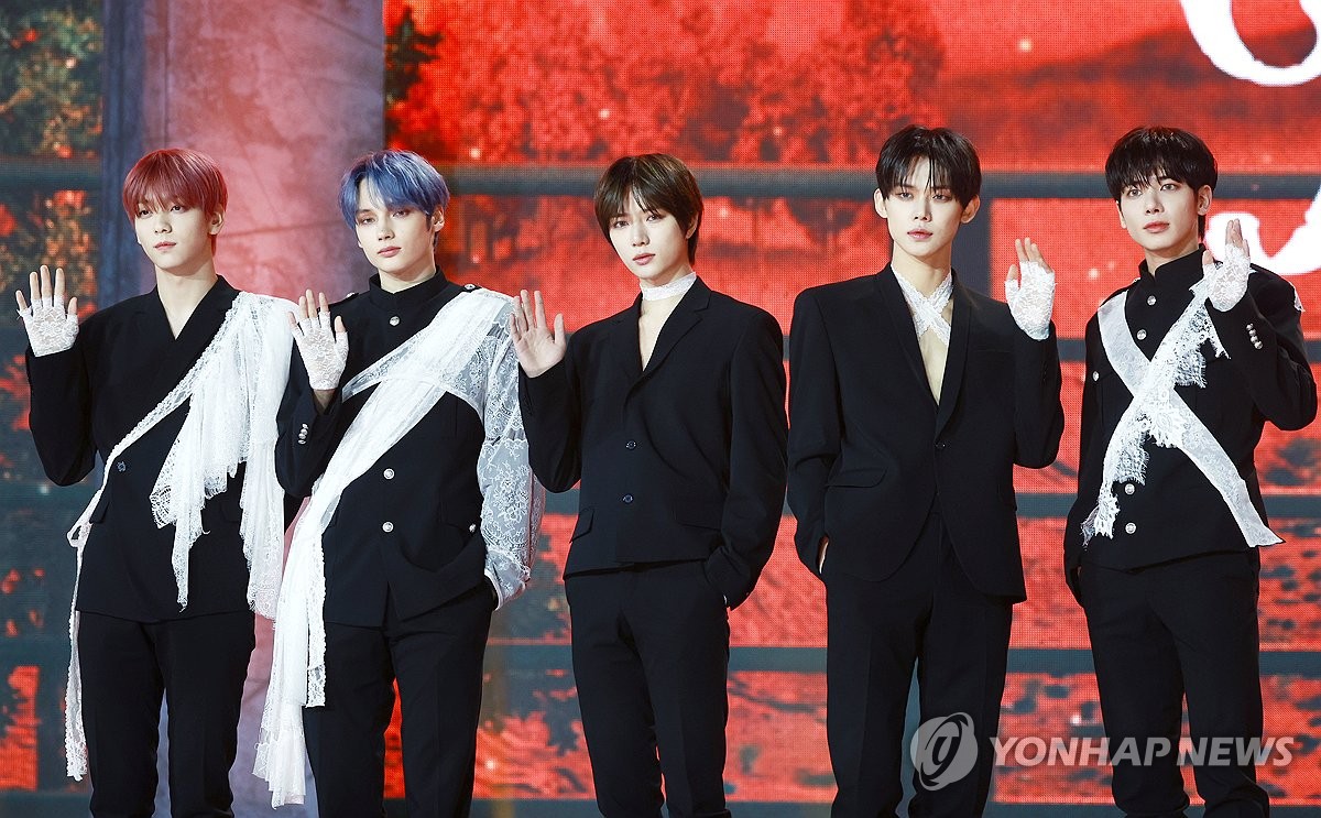 El grupo masculino de K-pop Tomorrow X Together (TXT) posa para una foto durante un evento promocional de su nuevo álbum, "minisode 3: TOMORROW", el 1 de abril de 2024, en la Universidad Korea, en Seúl.