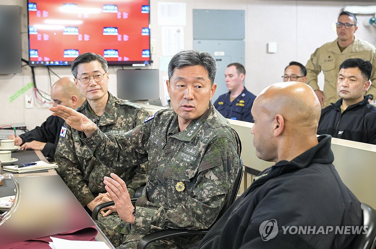 훈련현장 지휘하는 최성혁 해군작전사령관