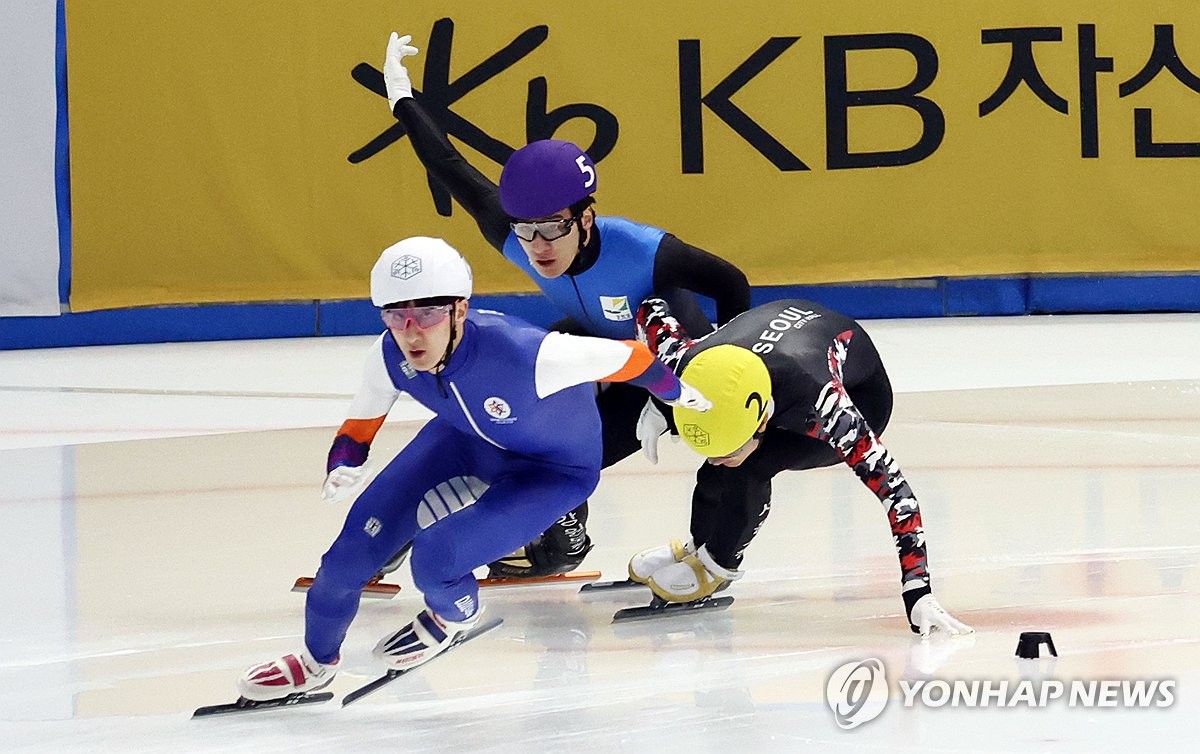 결승전에서 충돌하는 황대헌과 김태성