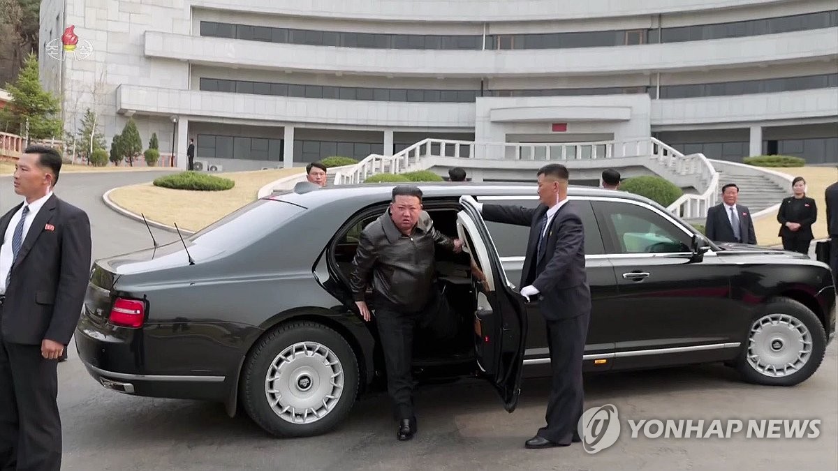 N. Korean Leader Aboard Aurus Limo Gifted By Putin 