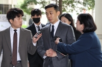 El actor Yoo Ah-in llega al tribunal