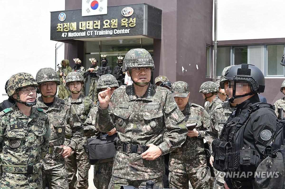 El presidente del Estado Mayor Conjunto (JCS), el almirante Kim Myung-soo (al frente, centro), visita el grupo de misión especial 707, una unidad antiterrorista de élite bajo el Comando de Guerra Especial, el 23 de abril de 2024, en esta fotografía proporcionada por el JCS.  (FOTO NO EN VENTA) (Yonhap)