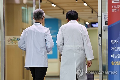 Gov't expresses regret over medical professors' plan to take weekly day off