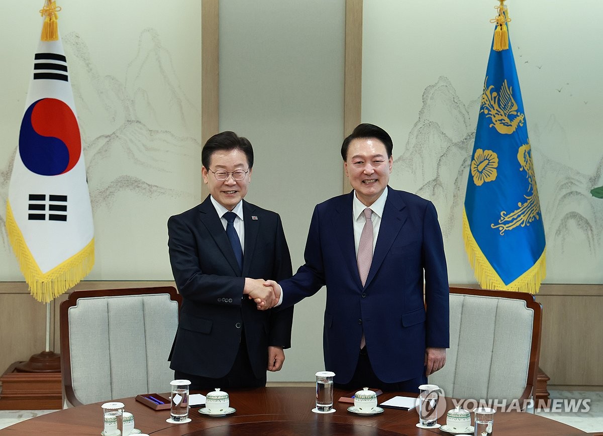El presidente Yoon Suk Yeol (derecha) y el líder del Partido Demócrata, Lee Jae-myung, se dan la mano durante su primera reunión en la oficina presidencial en Seúl, el 29 de abril de 2024. (Yonhap)