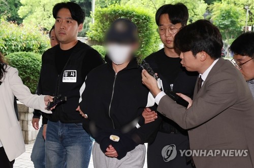 검찰 '교제살인 의대생' 사형 구형…유족, 판사 앞 무릎 꿇어(종합)