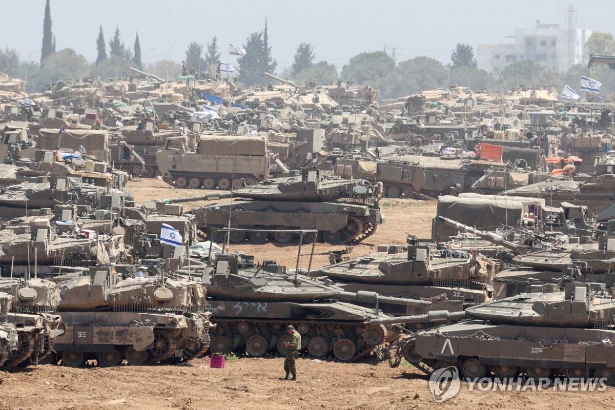 가자 접경에 집결한 이스라엘군 탱크
