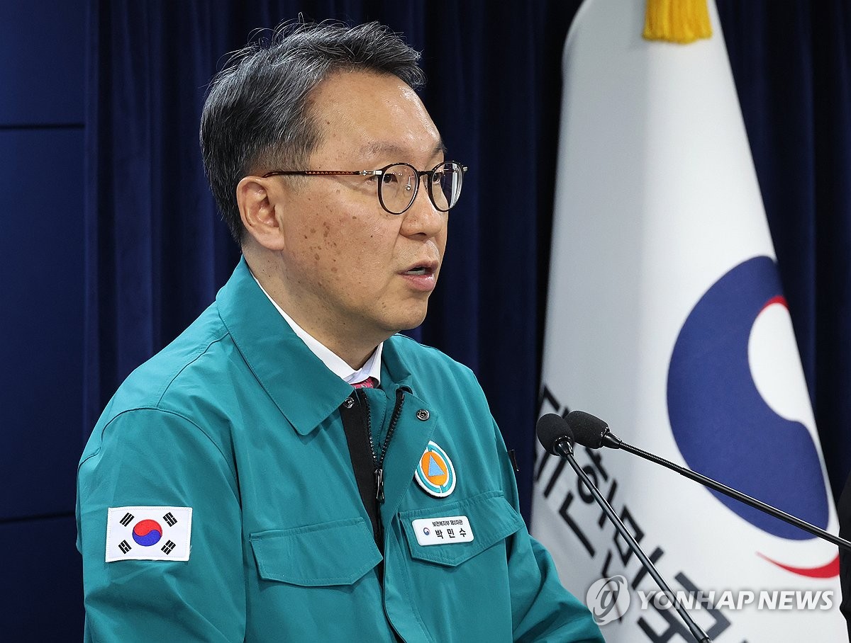 El segundo viceministro de Salud, Park Min-soo, habla en una conferencia de prensa el 10 de mayo de 2024. (Yonhap) 