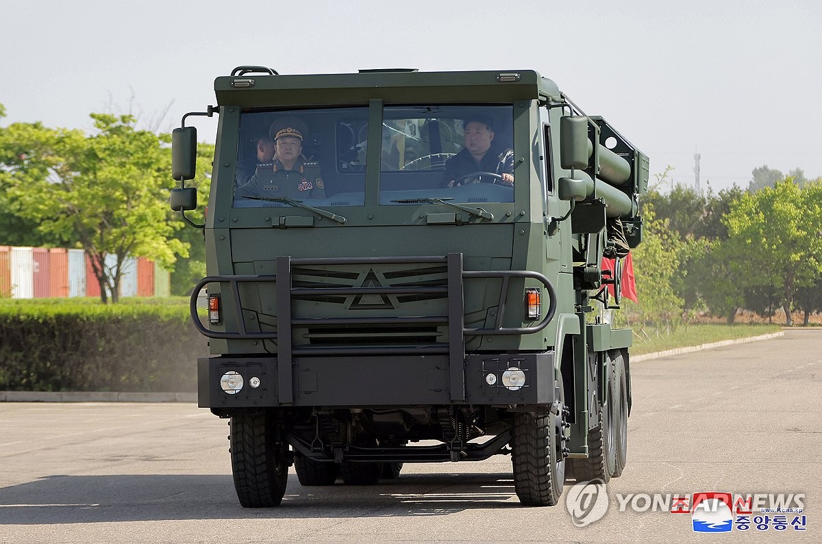 김정은, 신형 240㎜ 방사포 차량 시운전…"꽝꽝 만들어내야"