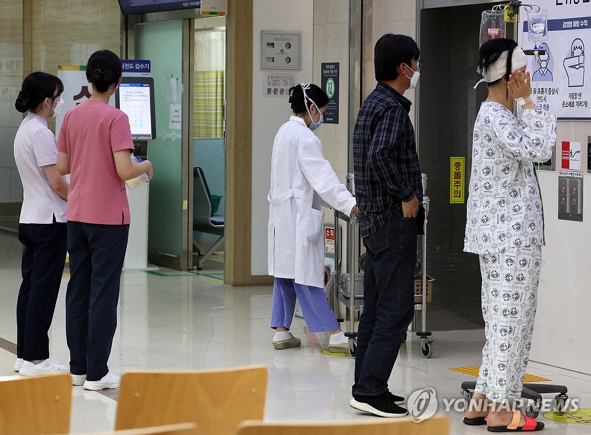 이동하는 의료진과 환자
