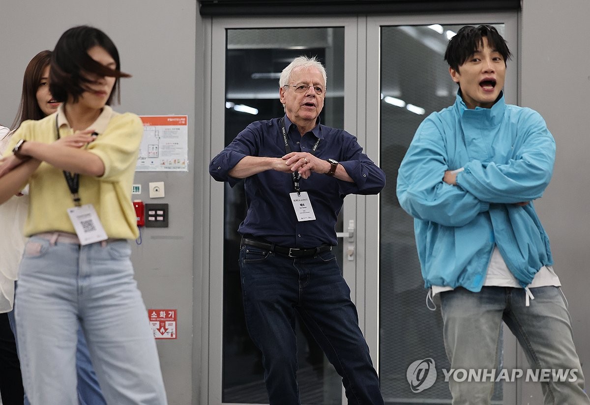 K-팝 댄스 배우는 '아이유·K드라마 찐팬' 미국 할아버지