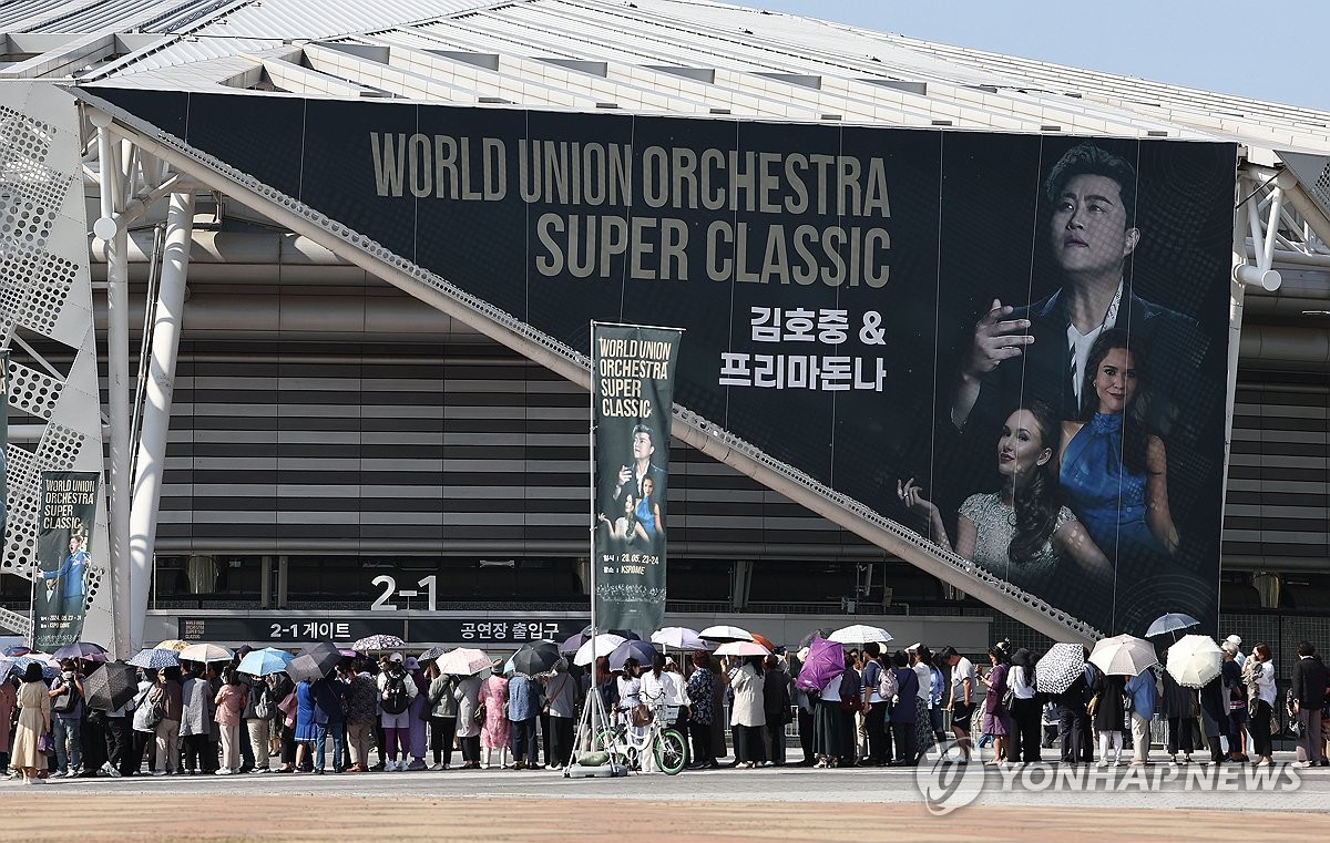 Los fans del cantante popera Kim Ho-joong se encuentran frente al KSPO Dome en el Parque Olímpico de Seúl el 23 de mayo de 2024, para recoger entradas para el "Súper clásico de la World Union Orchestra: Kim Ho-joong y Prima Donna" concierto.  (Yonhap)