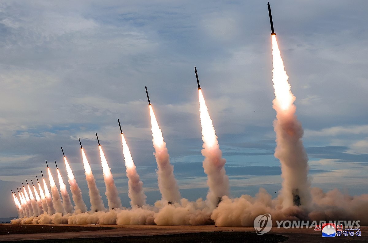 Esta fotografía, publicada por la Agencia Central de Noticias de Corea oficial de Corea del Norte el 31 de mayo de 2024, muestra a Corea del Norte realizando un simulacro de disparo con lanzadores múltiples de cohetes supergrandes de 600 mm el día anterior, guiado por el líder Kim Jong-un.  (Para uso únicamente en la República de Corea. Sin redistribución) (Yonhap)