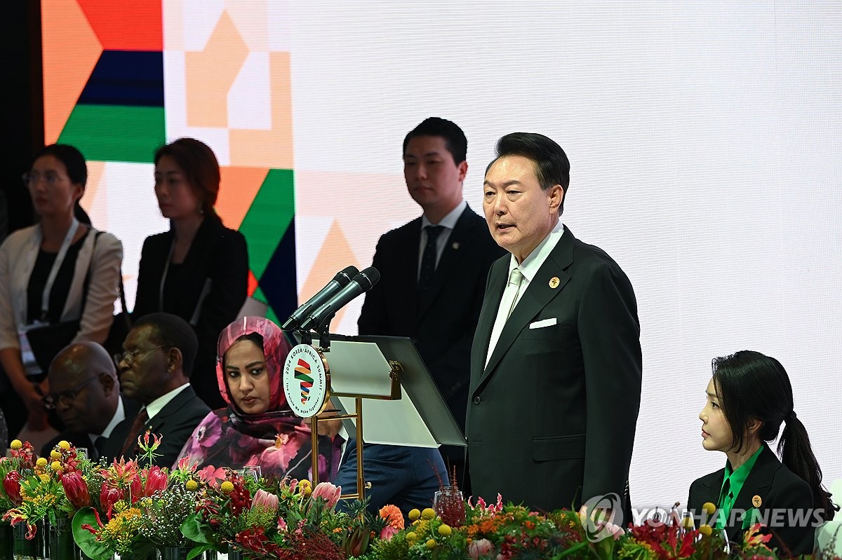 El presidente Yoon Suk Yeol habla durante una cena de bienvenida para los participantes de la Cumbre Corea-África celebrada en el Hotel Shilla en Seúl el 3 de junio de 2024, en esta foto proporcionada por la oficina de Yoon.  (FOTO NO EN VENTA) (Yonhap) 