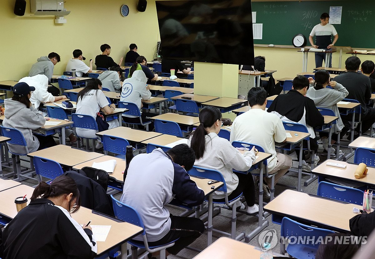 모의고사 시험지 받는 수험생들 연합뉴스