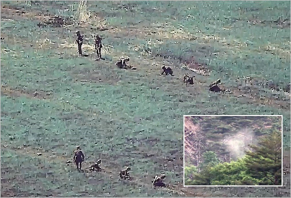 Esta fotografía, proporcionada por el Estado Mayor Conjunto el 18 de junio de 2024, muestra a soldados norcoreanos plantando minas en la zona fronteriza.  (FOTO NO EN VENTA) (Yonhap)