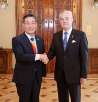 S. Korean defense chief visits Romania