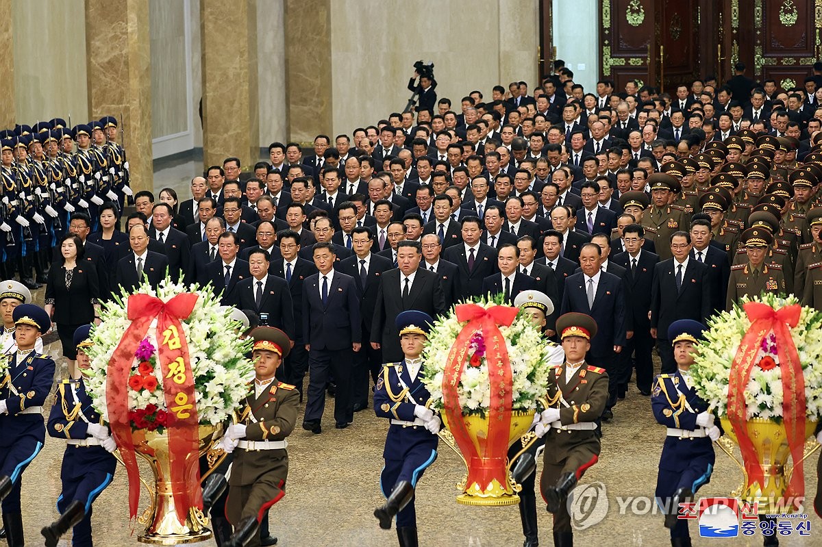 Esta fotografía, publicada por la Agencia Central de Noticias de Corea del Norte el 9 de julio de 2024, muestra al líder norcoreano Kim Jong-un visitando el Palacio del Sol de Kumsusan el día anterior para rendir homenaje al difunto fundador de la nación, Kim Il-sung, en el 30 aniversario de la muerte de su abuelo. (Para uso exclusivo en la República de Corea. Prohibida su redistribución) (Yonhap)