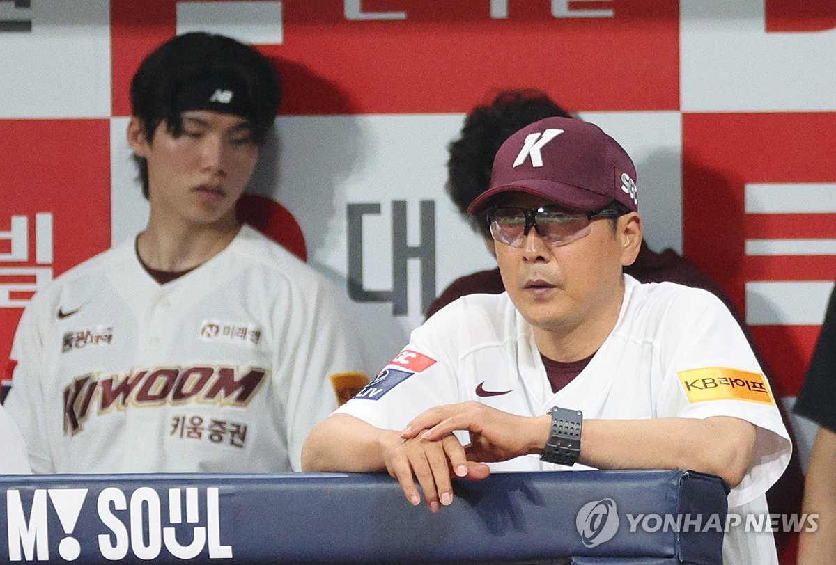 Kiwoom Heroes manager Hong Won-ki watches his team in action against the Hanwha Eagles during a Korea Baseball Organization regular-season game at Gocheok Sky Dome in Seoul on July 11, 2024. (Yonhap)