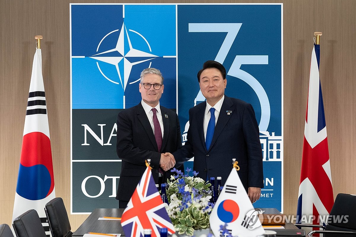 El presidente Yoon Suk Yeol (R) y el primer ministro británico Keir Starmer posan para una fotografía durante su reunión celebrada al margen de la cumbre de la Organización del Tratado del Atlántico Norte celebrada en Washington, DC, el 12 de julio de 2024. (Foto de la piscina) (Yonhap)