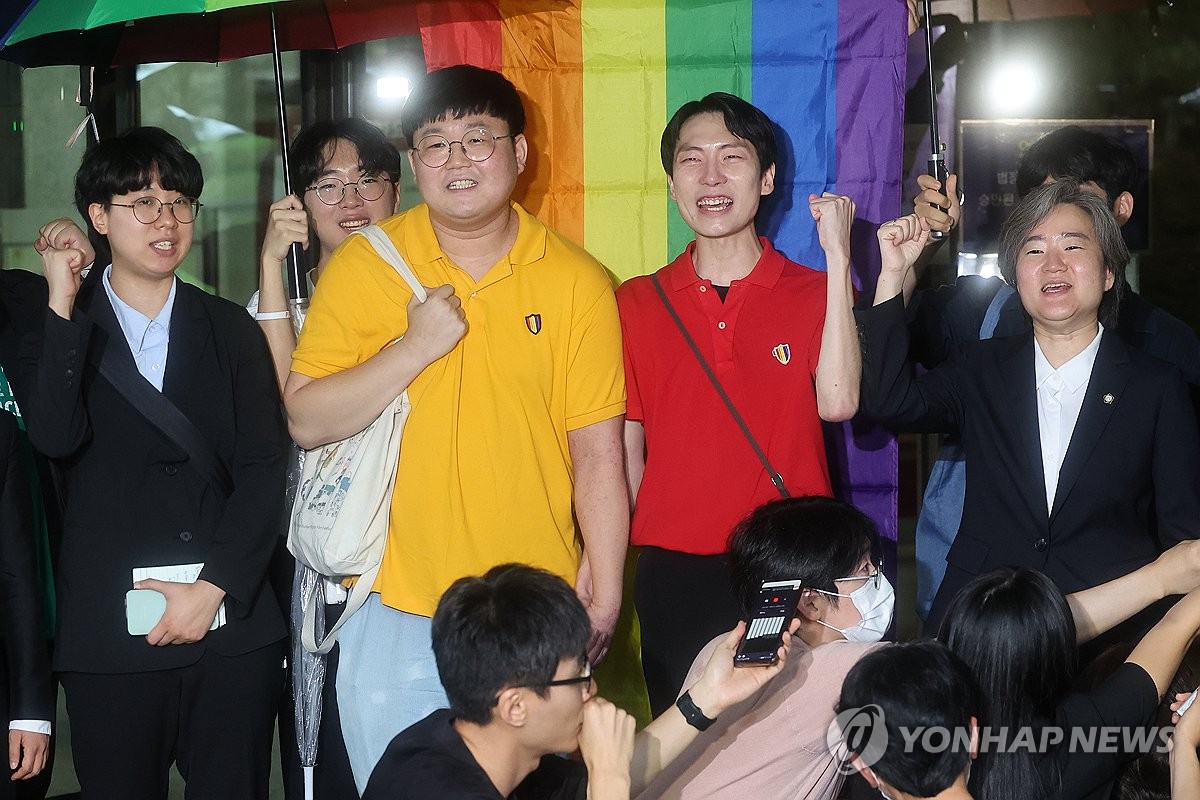 밝은 얼굴로 구호 외치는 소성욱-김용민