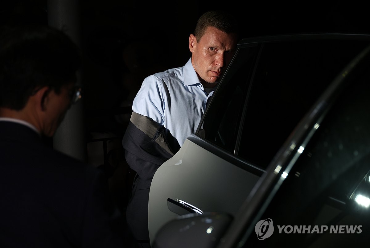 Mathias Vaitl, director ejecutivo y presidente de Mercedes-Benz Korea, ingresa a un vehículo el 14 de agosto de 2024, después de una reunión con residentes de un complejo de apartamentos de Corea del Sur que se incendió a causa de un vehículo eléctrico Mercedes-Benz a principios de este mes en Incheon, al oeste de Seúl. (FOTO NO A LA VENTA) (Yonhap)