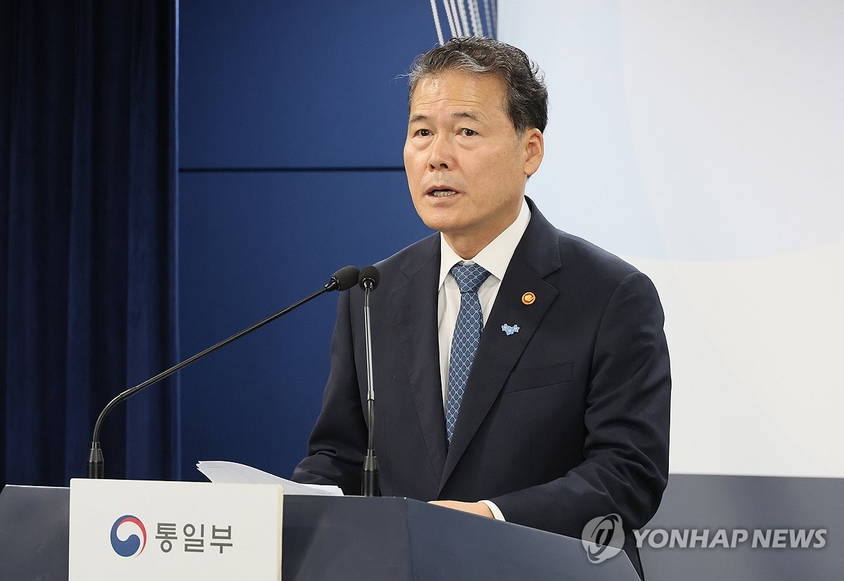 Esta foto, tomada el 16 de agosto de 2024, muestra al ministro de Unificación, Kim Yung-ho, hablando con los periodistas sobre las medidas de seguimiento para implementar la doctrina de unificación del presidente Yoon Suk Yeol. (Yonhap)